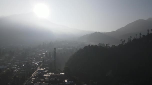 Утренний Вид Воздуха Индонезийскую Деревню Возле Горы Туманным Видом Солнечным — стоковое видео