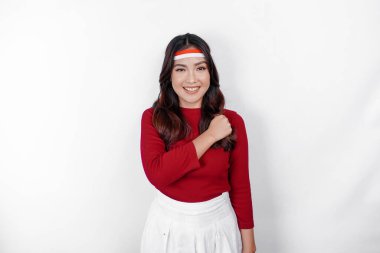 Endonezyalı kadın kameraya bakarken gururla selam veriyor.