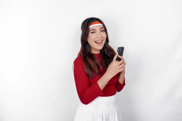 Retrato Una Mujer Asiática Sonriente Con Diadema Sosteniendo Teléfono Aislada — Foto de Stock