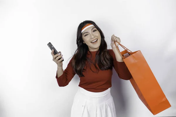 Uma Mulher Asiática Atraente Animado Segurando Saco Compras Line Seu — Fotografia de Stock