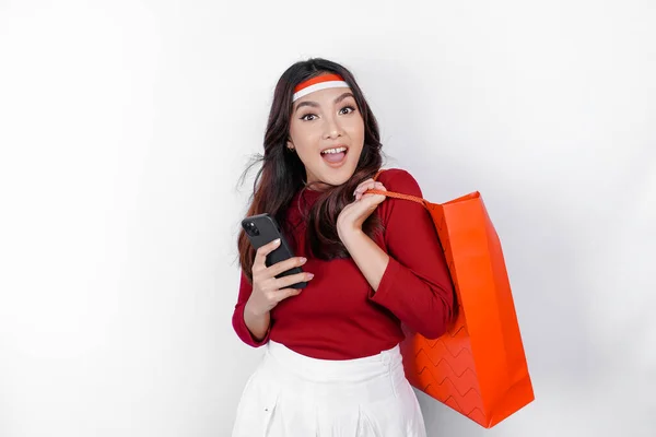 Uma Mulher Asiática Atraente Animado Segurando Saco Compras Line Seu — Fotografia de Stock