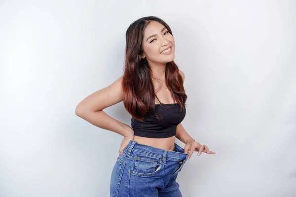 Dieet Gewichtsverlies Concept Een Jonge Aziatische Vrouw Oversized Jeans Geïsoleerd — Stockfoto