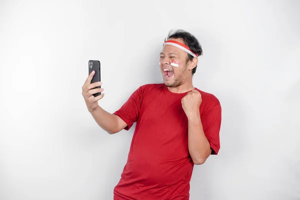Seorang Pemuda Asia Dengan Ekspresi Bahagia Sukses Sambil Memegang Ponselnya — Stok Foto