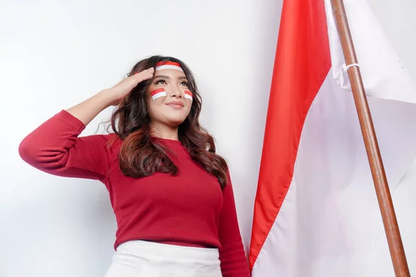 Indonesian Woman Give Salute Proud Gesture While Holding Indonesia Flag — ストック写真