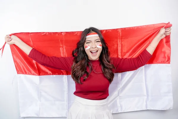 Щаслива Усміхнена Індонезійська Жінка Тримає Прапор Індонезії Щоб Відсвяткувати День — стокове фото