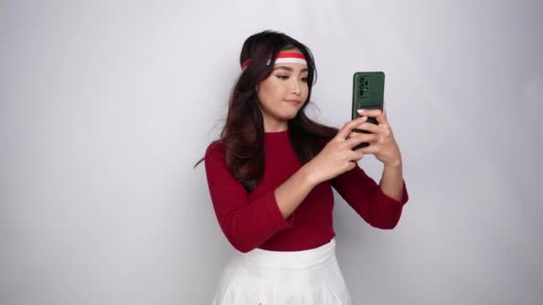 Sorridente Donna Asiatica Indossando Fascia Tenendo Suo Telefono Scattare Selfie — Video Stock