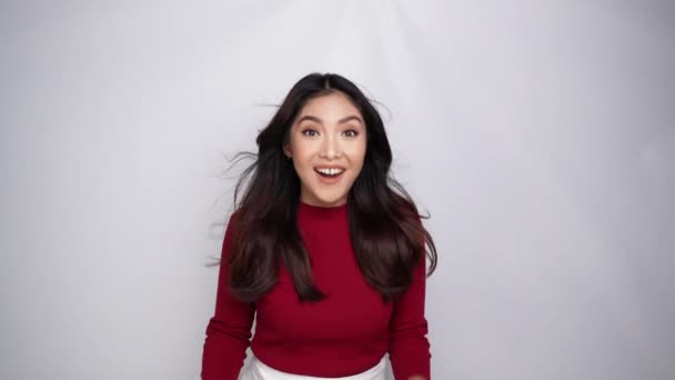 Молодая Азиатка Счастливым Успешным Выражением Лица Красном Топе Радуется Поддерживает — стоковое видео