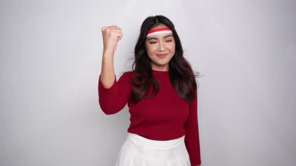 Молода Азіатка Щасливим Успішним Виразом Носить Червоний Верх Тримає Прапор — стокове відео