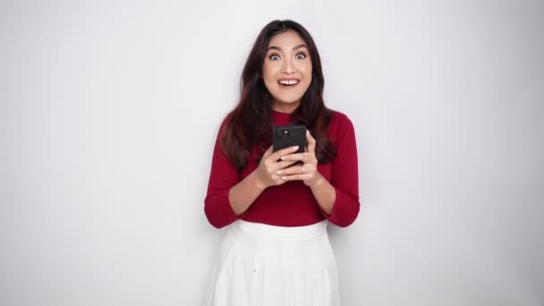 Retrato Uma Mulher Asiática Feliz Vestindo Uma Camisa Vermelha Enquanto — Vídeo de Stock