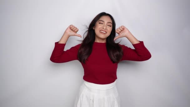 Kendine Güveni Tam Bir Asyalı Kadın Kendisiyle Gurur Duyuyor Beyaz — Stok video