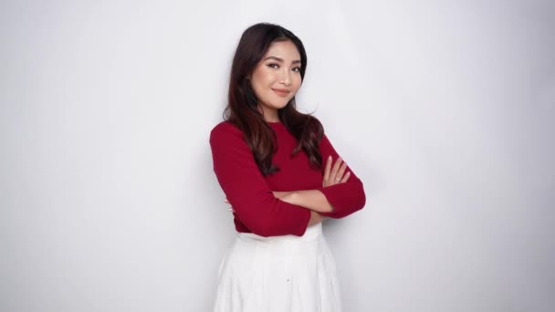 Retrato Uma Mulher Asiática Sorridente Vestindo Uma Camisa Vermelha Isolada — Vídeo de Stock