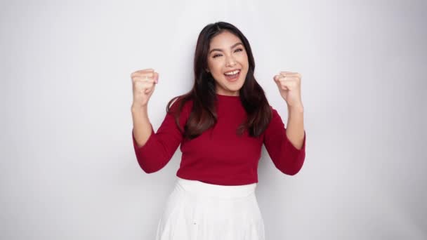 Молодая Азиатка Счастливым Успешным Выражением Лица Красном Топе Изолированном Белым — стоковое видео
