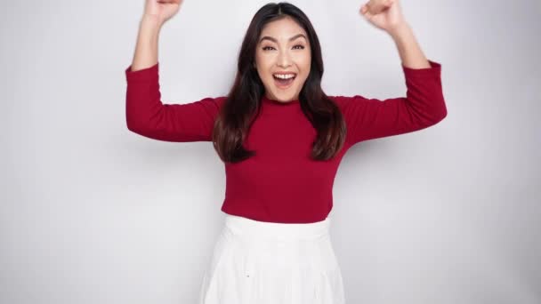 Μια Νεαρή Ασιάτισσα Μια Ευτυχισμένη Επιτυχημένη Έκφραση Φορώντας Κόκκινη Μπλούζα — Αρχείο Βίντεο