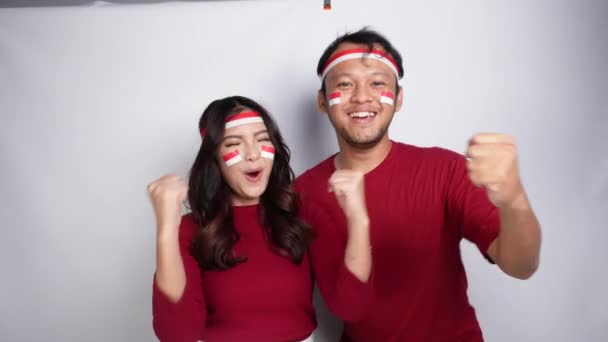 Młoda Azjatycka Para Szczęśliwym Wyrazie Twarzy Czerwonej Bluzce Opasce Trzymająca — Wideo stockowe