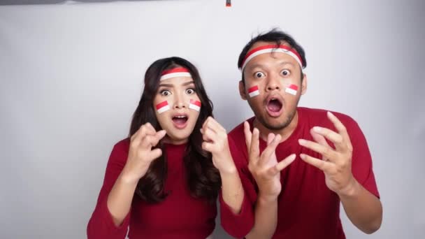 Молода Азіатська Пара Щасливим Успішним Виразом Носить Червоний Верх Головний — стокове відео