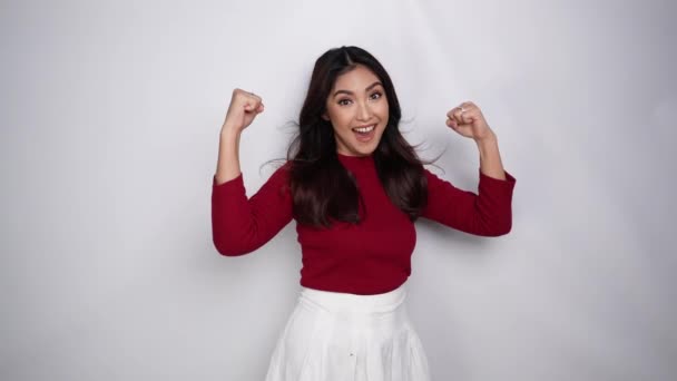 Ενθουσιασμένη Ασιάτισσα Κόκκινη Μπλούζα Που Δείχνει Δυνατή Χειρονομία Σηκώνοντας Χέρια — Αρχείο Βίντεο