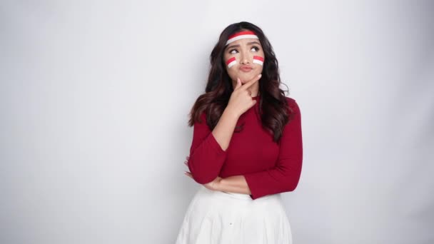 Una Joven Asiática Reflexiva Lleva Puesta Una Camiseta Roja Inspirada — Vídeos de Stock