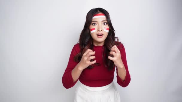 Una Joven Asiática Con Una Expresión Feliz Exitosa Vestida Con — Vídeo de stock