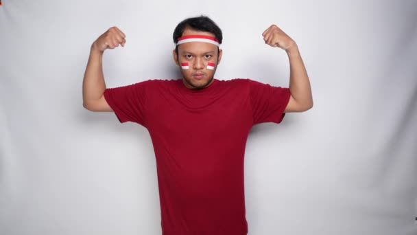 Emocionado Homem Asiático Vestindo Top Vermelho Headband Mostrando Gesto Forte — Vídeo de Stock
