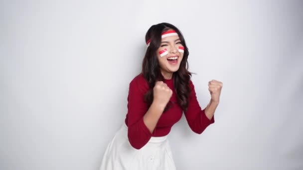 Μια Νεαρή Ασιάτισσα Μια Ευτυχισμένη Επιτυχημένη Έκφραση Φορώντας Κόκκινη Μπλούζα — Αρχείο Βίντεο