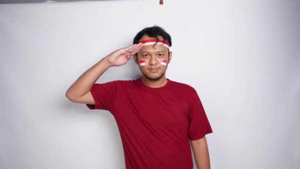 Indonéský Muž Zasalutuje Pyšným Gestem Zatímco Drží Indonéskou Vlajku Indonéský — Stock video
