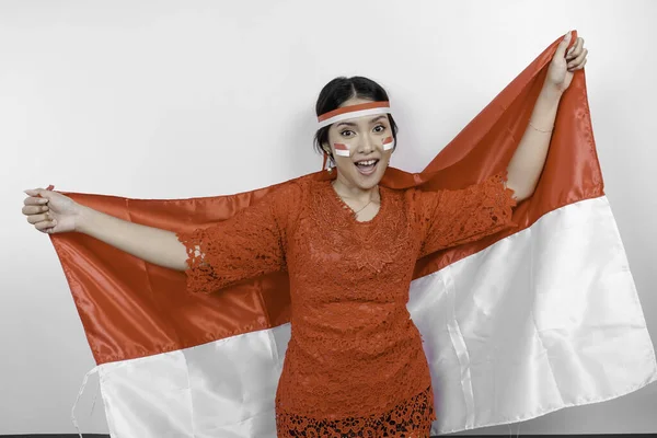 Felice Donna Indonesiana Sorridente Che Indossa Kebaya Rossa Fascia Con — Foto Stock