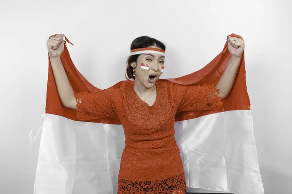 Щаслива Усміхнена Індонезійська Жінка Червоному Кебаї Хустці Тримає Прапор Індонезії — стокове фото