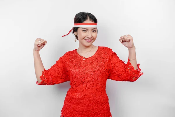 Emocionada Mujer Asiática Con Kebaya Rojo Diadema Mostrando Gesto Fuerte —  Fotos de Stock