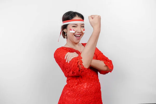 Захоплена Азіатська Жінка Червоному Шашлику Смузі Голови Демонструє Сильний Жест — стокове фото