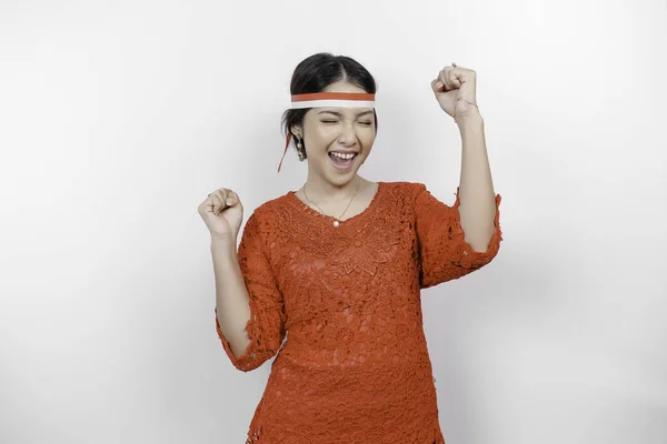 Seorang Wanita Asia Muda Dengan Ekspresi Bahagia Sukses Mengenakan Kebaya — Stok Foto