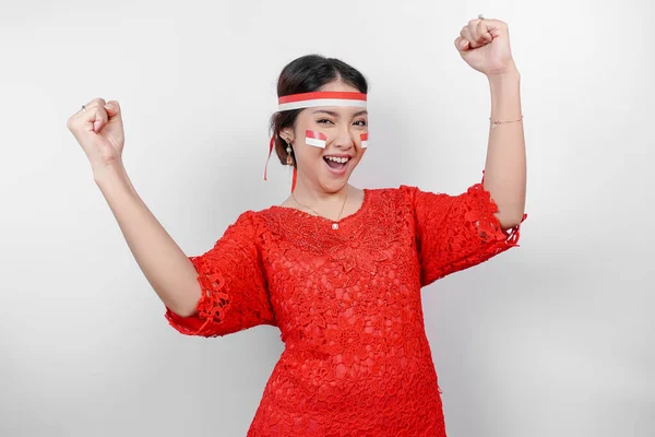 Молода Азіатка Щасливим Успішним Виразом Носить Червоний Шашлик Головний Убір — стокове фото