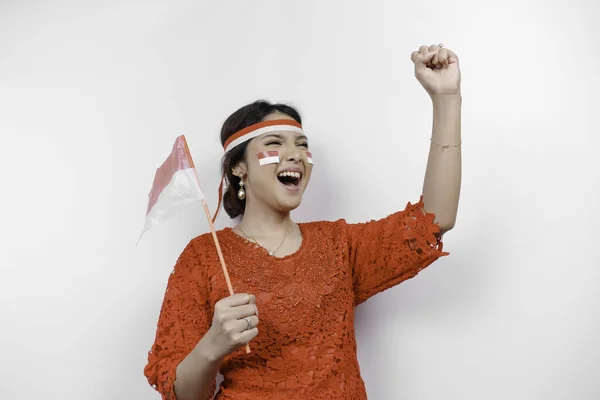 Egy Fiatal Ázsiai Boldog Sikeres Kifejezéssel Vörös Kebayát Fehér Háttérrel — Stock Fotó