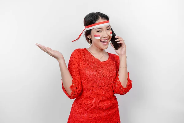 Щаслива Азіатка Одягнена Червоний Шашлик Головний Убір Тримає Телефон Вказує — стокове фото