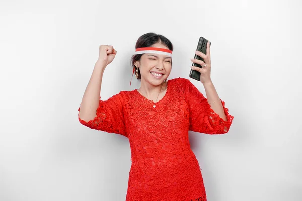 Seorang Wanita Asia Muda Dengan Ekspresi Bahagia Sukses Sambil Memegang — Stok Foto