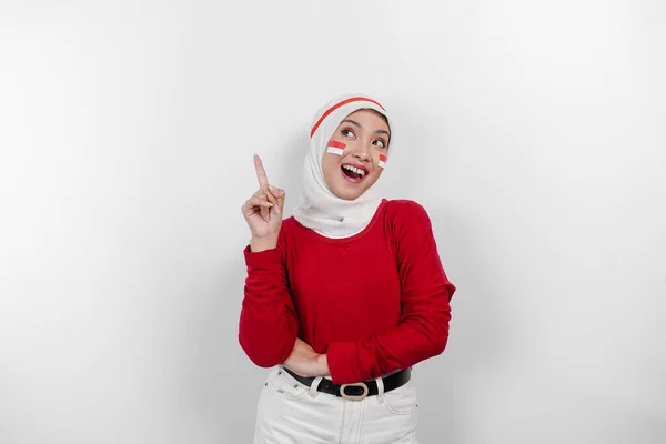 Egy Boldog Ázsiai Muzulmán Fehér Hidzsábot Piros Topot Visel Egy — Stock Fotó