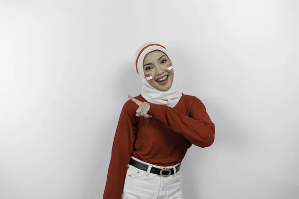 Egy Boldog Ázsiai Muzulmán Fehér Hidzsábot Piros Topot Visel Egy — Stock Fotó