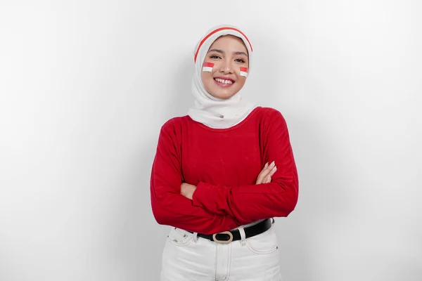 Pewna Siebie Indonezyjska Muzułmanka Składająca Ręce Nosząca Czerwony Top Biały — Zdjęcie stockowe