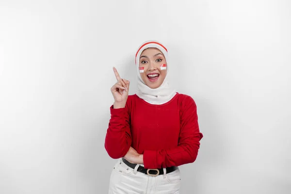Beyaz Tesettürlü Kırmızı Başlıklı Mutlu Bir Asyalı Kadın Beyaz Arka — Stok fotoğraf