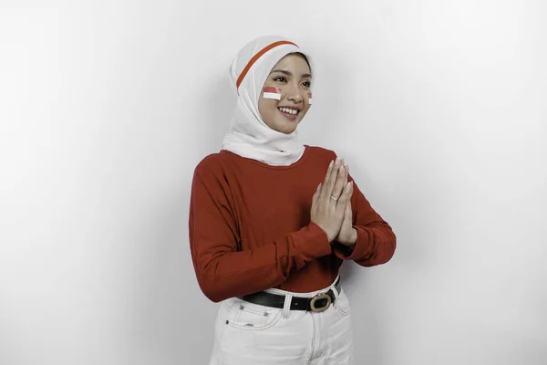 Przyjazna Indonezyjska Muzułmanka Sobie Czerwony Top Biały Hidżab Gestykulujący Tradycyjne — Zdjęcie stockowe