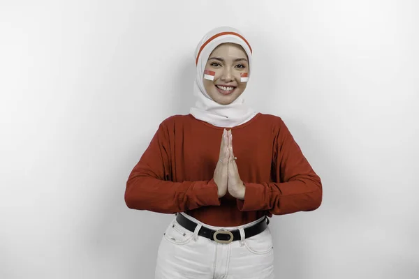 Egy Barátságos Indonéz Muszlim Piros Topot Fehér Hidzsábot Visel Hagyományos — Stock Fotó