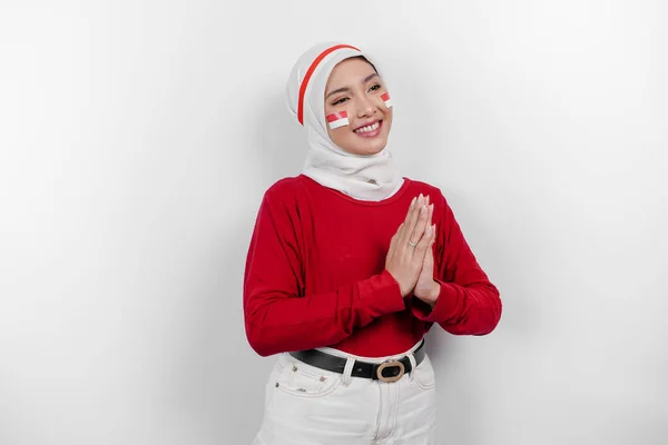 Egy Barátságos Indonéz Muszlim Piros Topot Fehér Hidzsábot Visel Hagyományos — Stock Fotó
