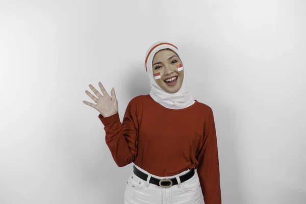 Przyjazna Indonezyjska Muzułmanka Nosi Czerwony Top Białe Hidżab Gestykulujące Powitanie — Zdjęcie stockowe