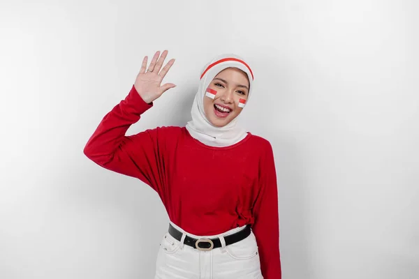 Przyjazna Indonezyjska Muzułmanka Nosi Czerwony Top Białe Hidżab Gestykulujące Powitanie — Zdjęcie stockowe
