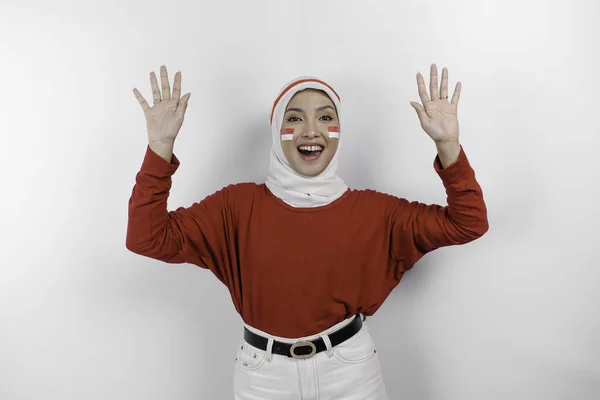 Egy Barátságos Indonéz Muszlim Piros Felső Fehér Hidzsáb Gesztikulációt Visel — Stock Fotó