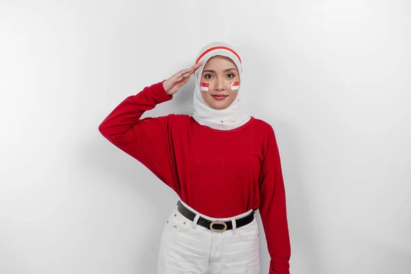 Piękna Azjatka Nosi Czerwony Top Biały Hidżab Dając Salut Świętować — Zdjęcie stockowe