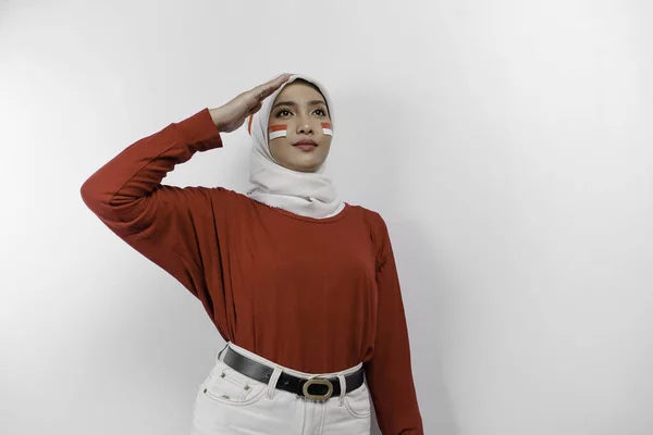 Schöne Asiatin Rotem Oberteil Und Weißem Hijab Mit Salut Feiert — Stockfoto