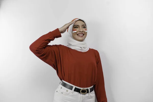 Piękna Azjatka Nosi Czerwony Top Biały Hidżab Dając Salut Świętować — Zdjęcie stockowe