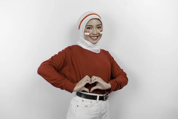Uma Jovem Mulher Asiática Vestindo Top Vermelho Hijab Branco Sente — Fotografia de Stock