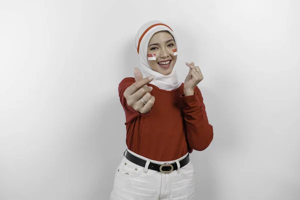 Młoda Azjatka Czerwonej Bluzce Białym Hidżabie Czuje Nacjonalizm Kształtuje Gest — Zdjęcie stockowe