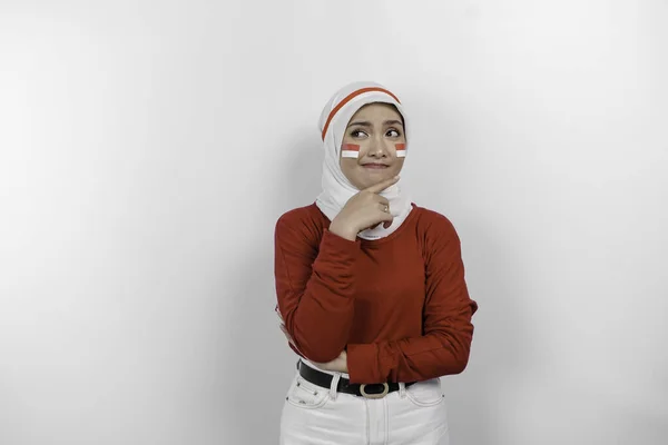 Una Joven Inteligente Vestida Con Hiyab Blanco Top Rojo Está — Foto de Stock